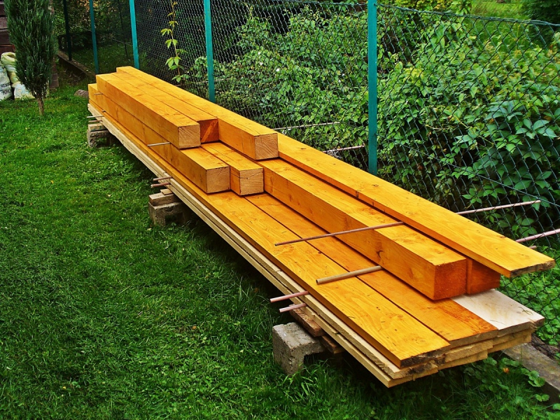 menuisier-ROQUEBRUNE CAP MARTIN-min_boards_the_rafters_joinery_tree_painting_wood_colored_paint-871508