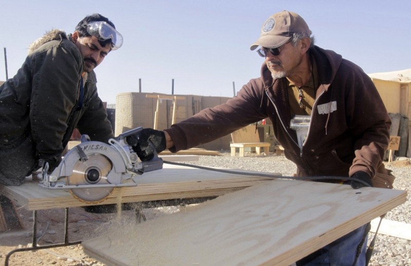 menuisier-ROQUEBRUNE CAP MARTIN-min_men_working_construction_sawing_wood_building_marines_workers_equipment-1064481