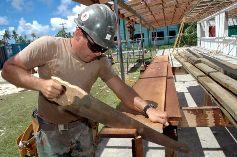 menuisier-ROQUEBRUNE CAP MARTIN-min_worker_construction_building_carpenter_male_job_build_helmet-893290